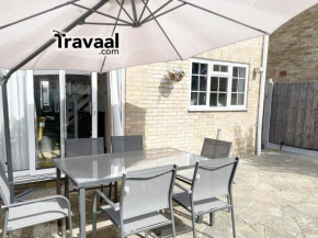 Travaal.©om - 4 Bed Serviced House Farnborough